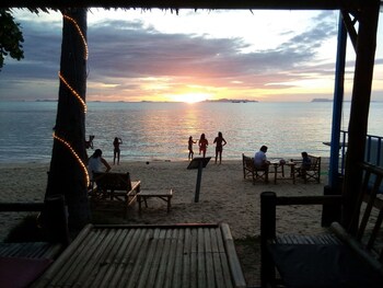 i talay beach bar and cottage taling ngam