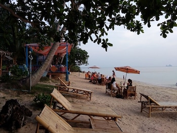 i talay beach bar and cottage taling ngam