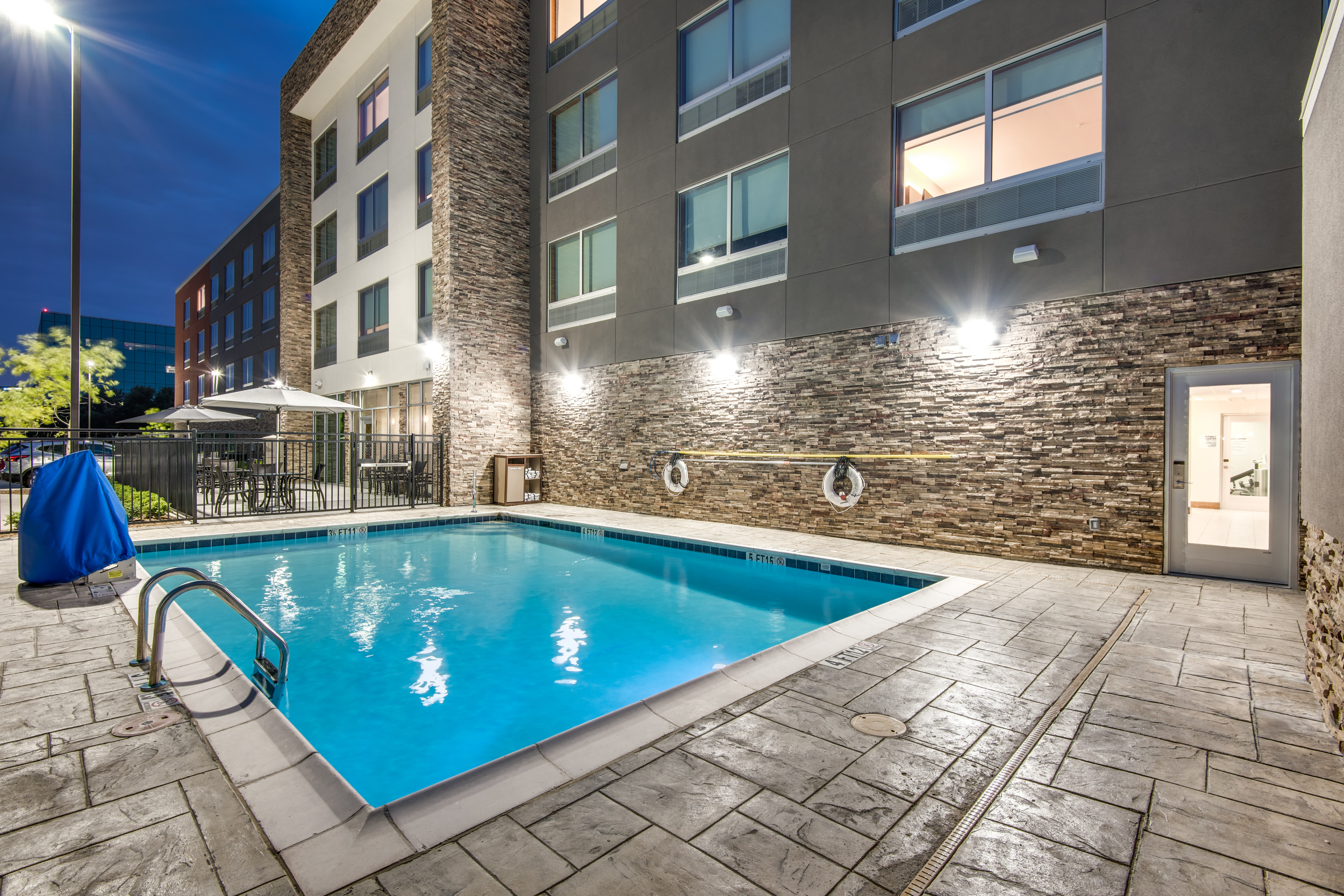 holiday inn express and suites dallas north addison