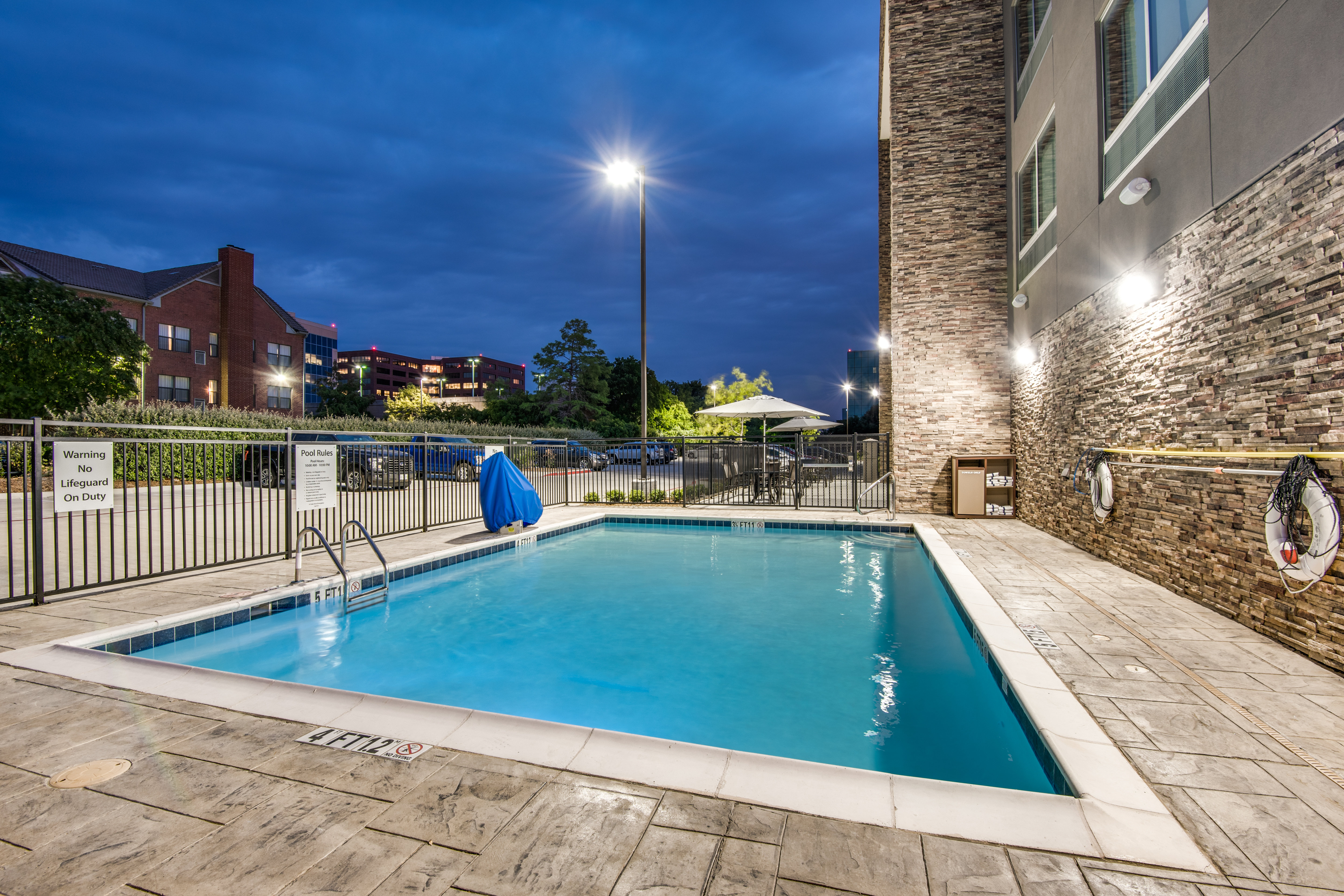 holiday inn express and suites dallas north addison