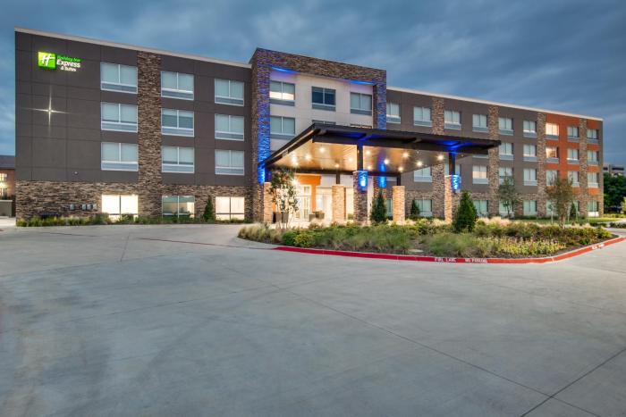 holiday inn express and suites dallas north addison