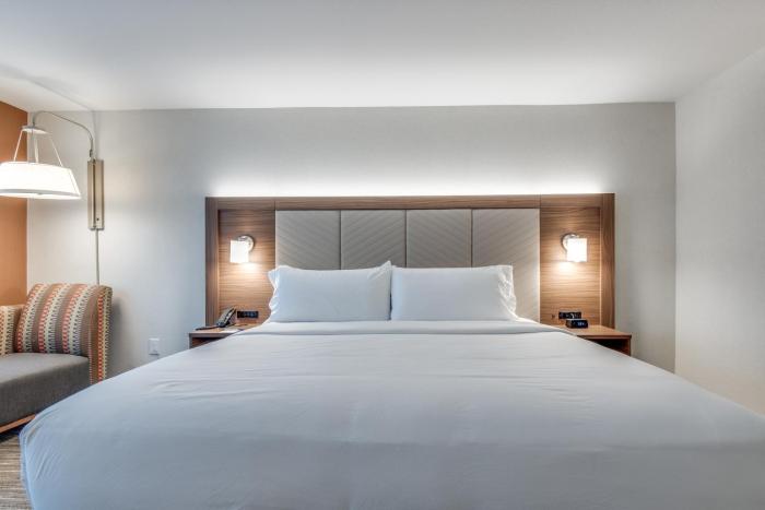 holiday inn express and suites dallas north addison