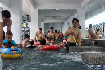 white house beach hotspring resort