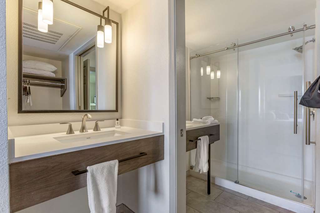 windmill suites surprise phoenix ascend hotel collection