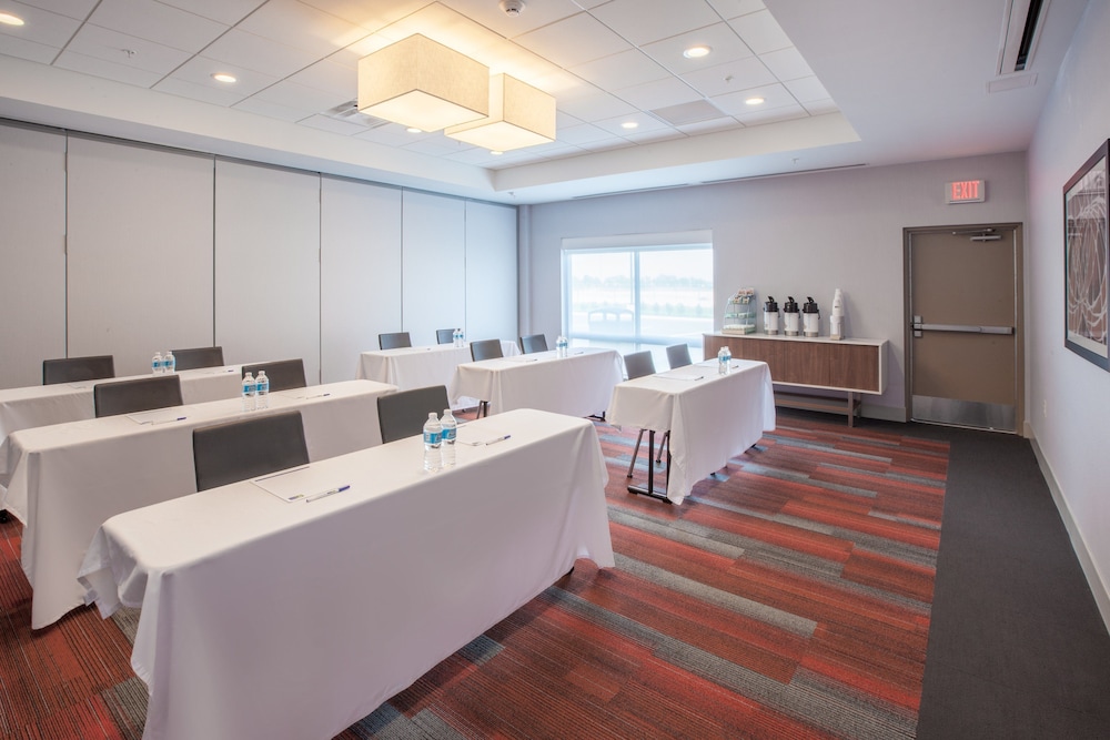 holiday inn express suites indianapolis ne noblesv