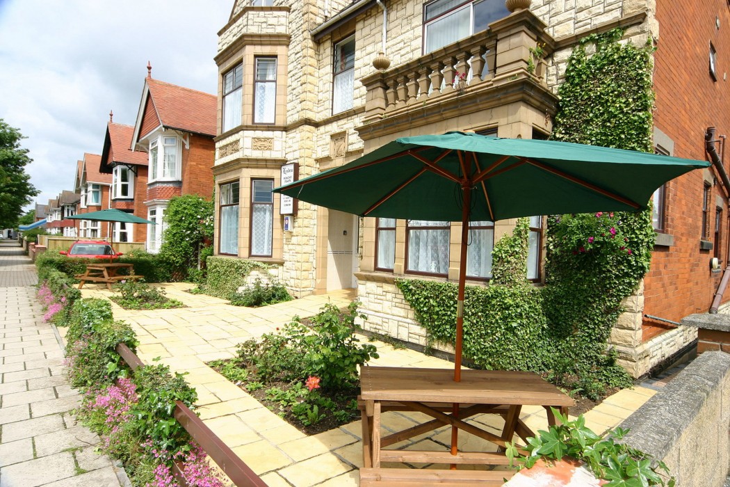lyndene holiday apartments