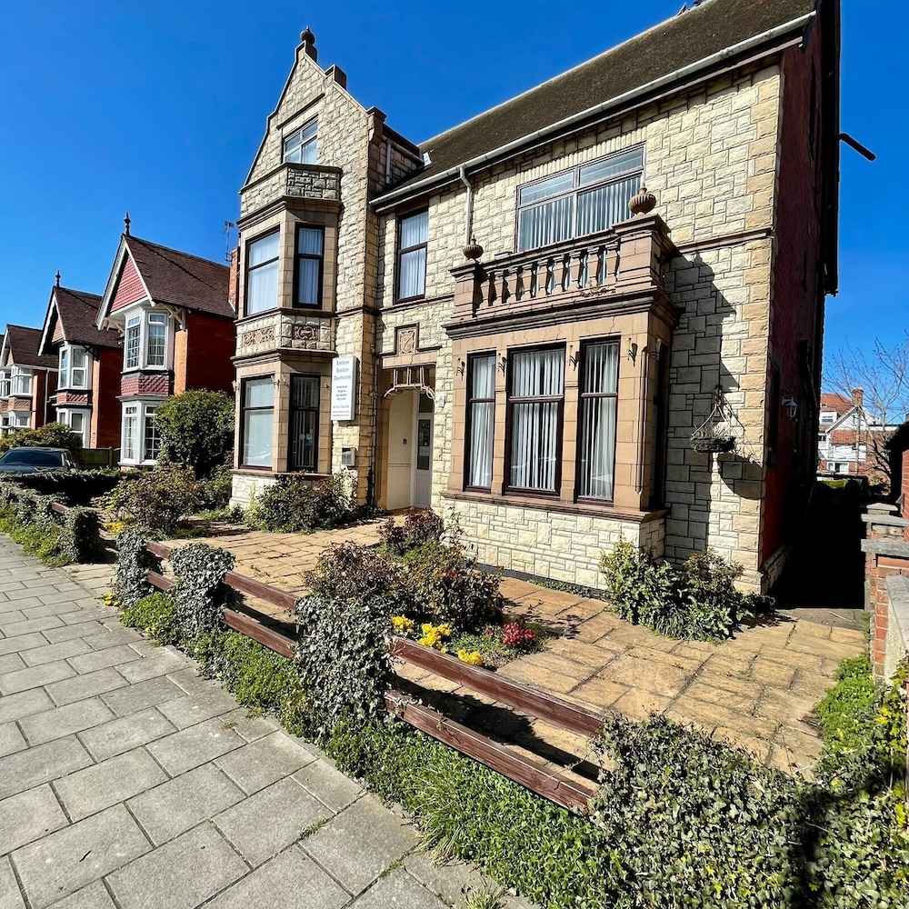 lyndene holiday apartments