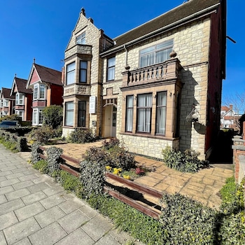 lyndene holiday apartments