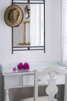 zefi hotel and suites