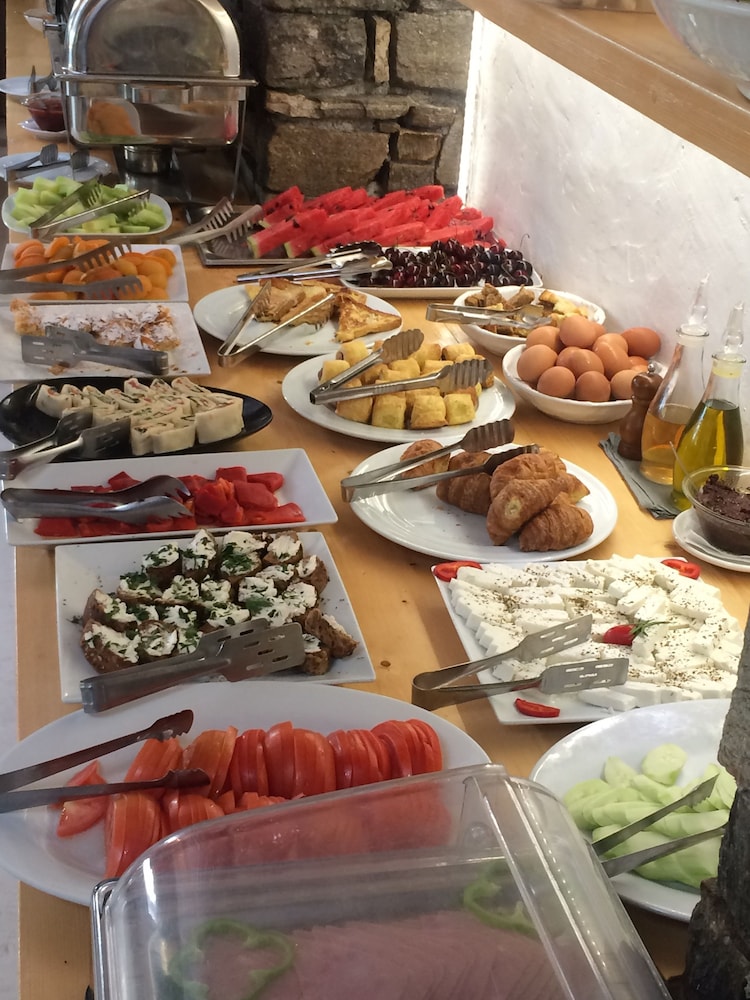 zefi hotel and suites