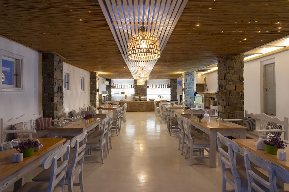 zefi hotel and suites