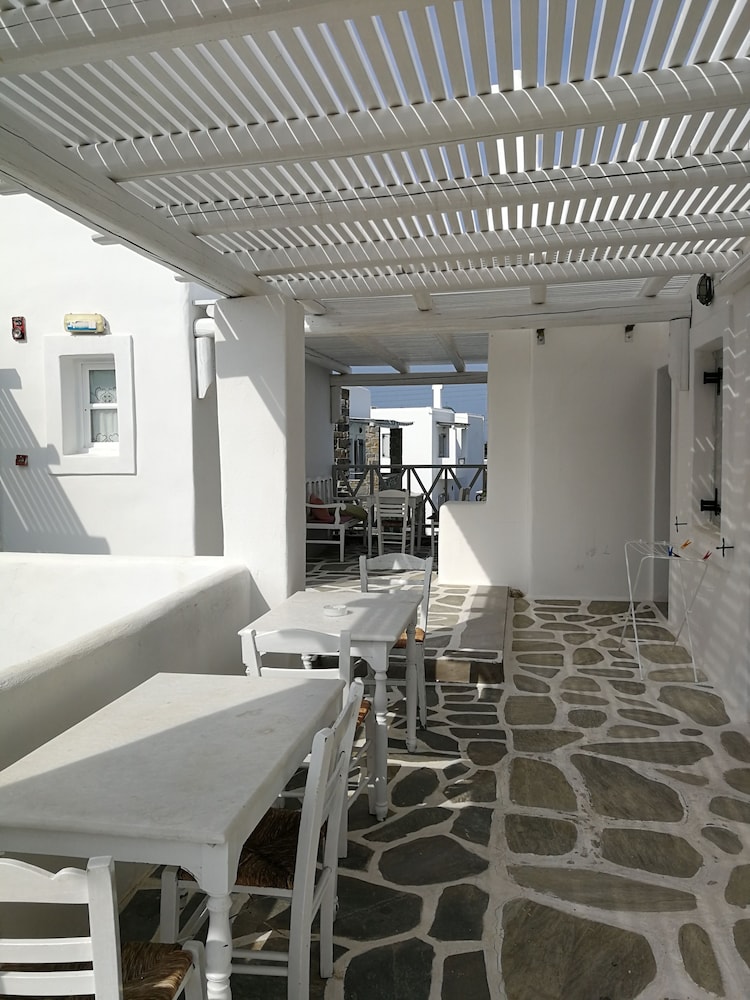 zefi hotel and suites