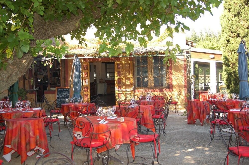 pernes les fontaines