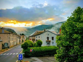 Hotel Des Voyageurs,Ferrières-Saint-Mary>>Cantal,3 star