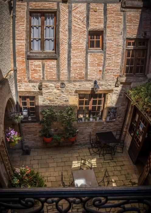 hotel raymond vii
