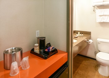 the tangerine a burbank hotel