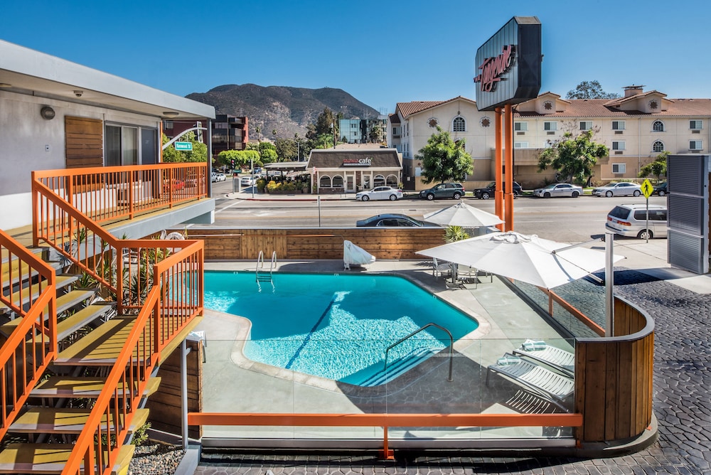 the tangerine a burbank hotel