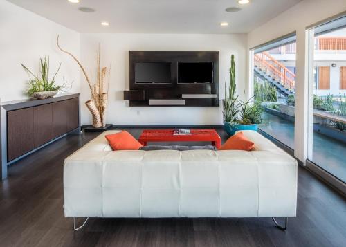 the tangerine a burbank hotel