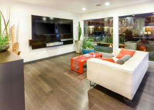 the tangerine a burbank hotel