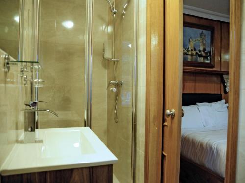 cricklewood lodge hotel