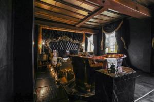 crazy bear hotel beaconsfield