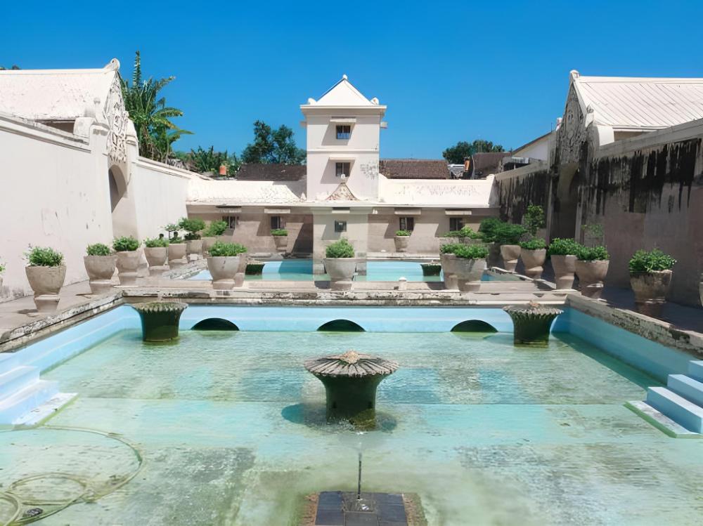 collection o jalan malioboro near lempuyangan station formerly hotel vala