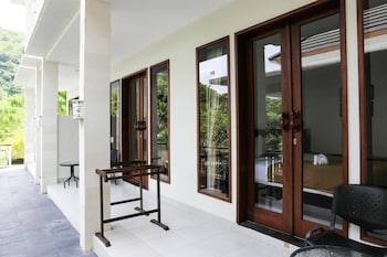 dewi villa padangbai hotel