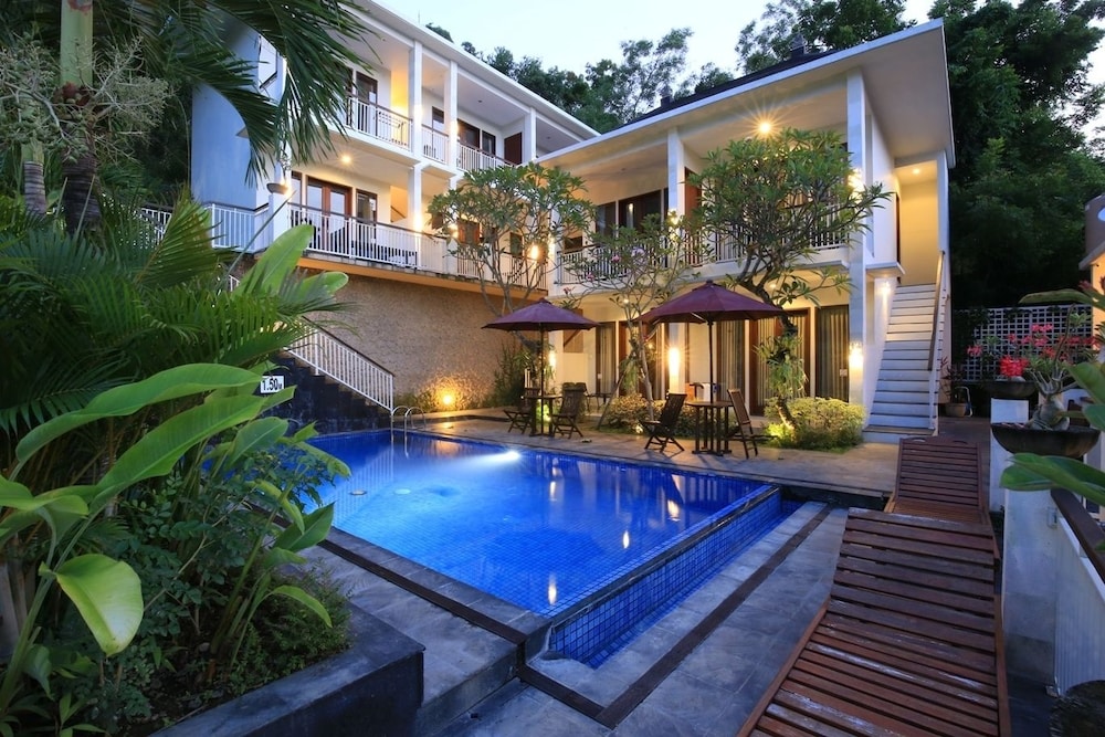 dewi villa padangbai hotel