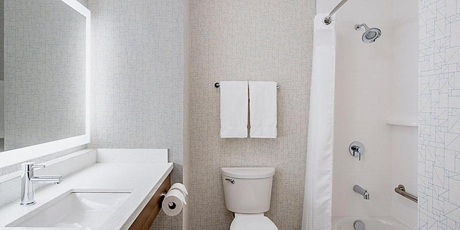 holiday inn express and suites brandon by ihg