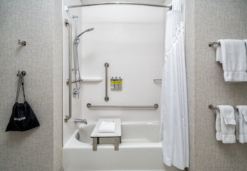 Holiday Inn Express & Suites Brandon By Ihg,Shilo>>Brandon,3 star