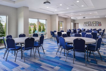 holiday inn express and suites siloam springs by ihg