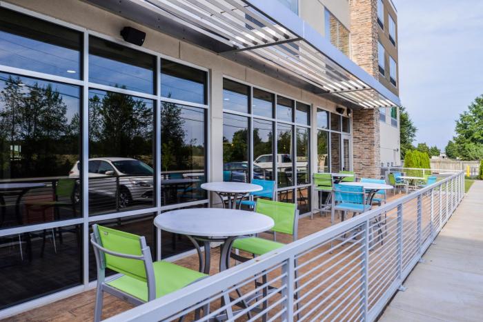holiday inn express and suites siloam springs by ihg