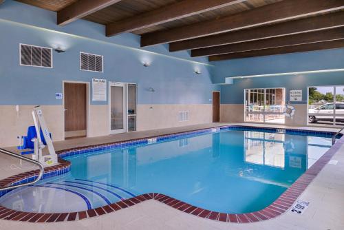 holiday inn express and suites siloam springs by ihg