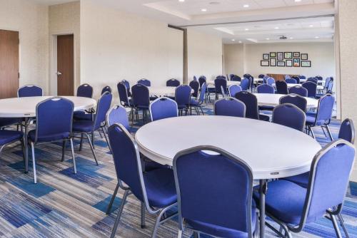 holiday inn express and suites siloam springs by ihg