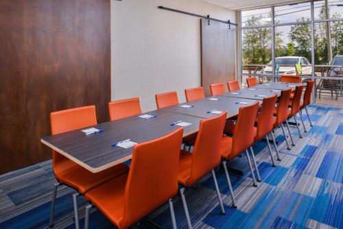 holiday inn express and suites siloam springs by ihg