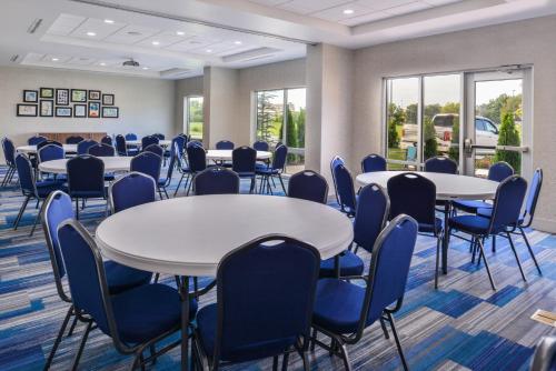holiday inn express and suites siloam springs by ihg