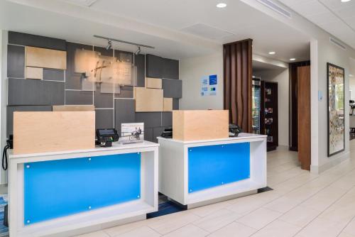 holiday inn express and suites siloam springs by ihg