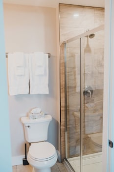 loyalist inn and suites