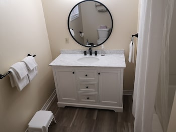 loyalist inn and suites