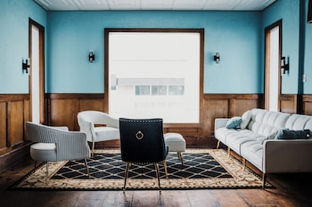 loyalist inn and suites