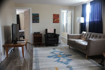loyalist inn and suites