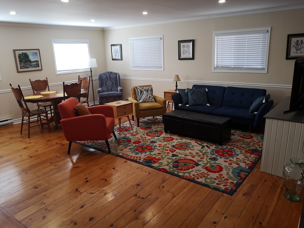 loyalist inn and suites