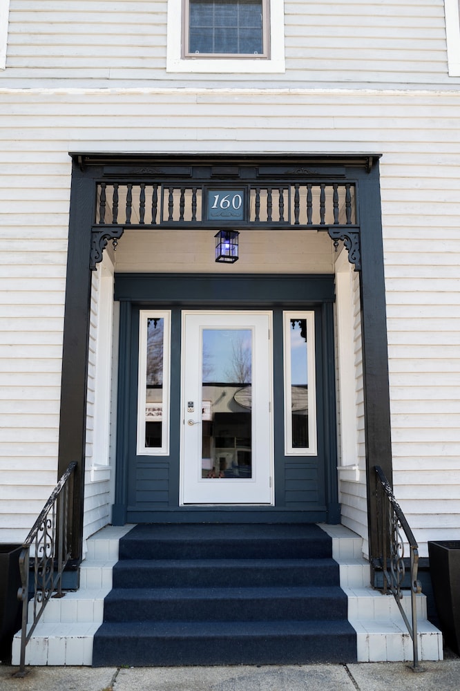 loyalist inn and suites