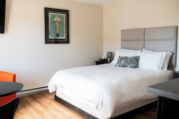 loyalist inn and suites