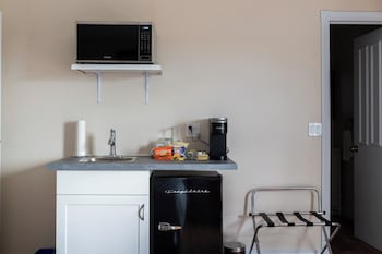 loyalist inn and suites