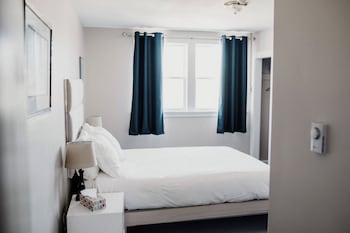 loyalist inn and suites