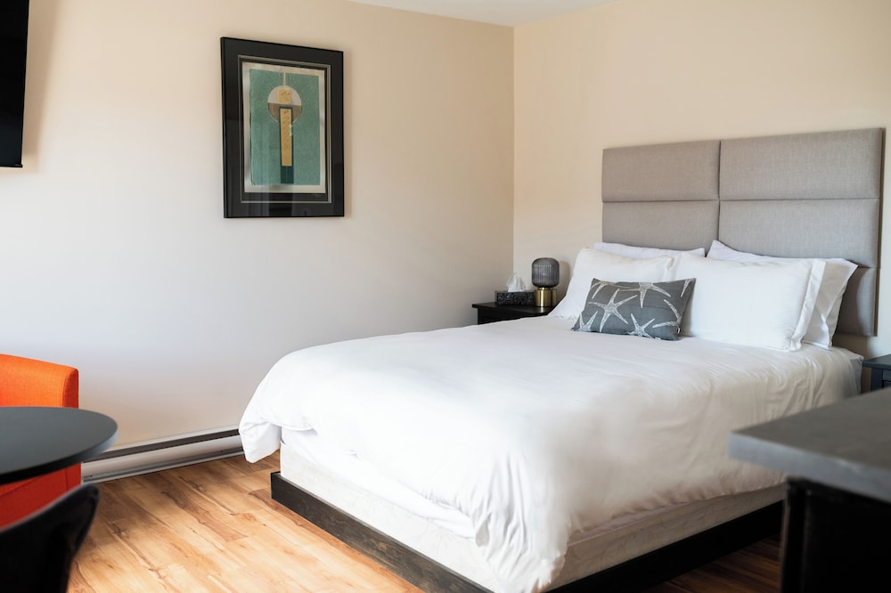 loyalist inn and suites
