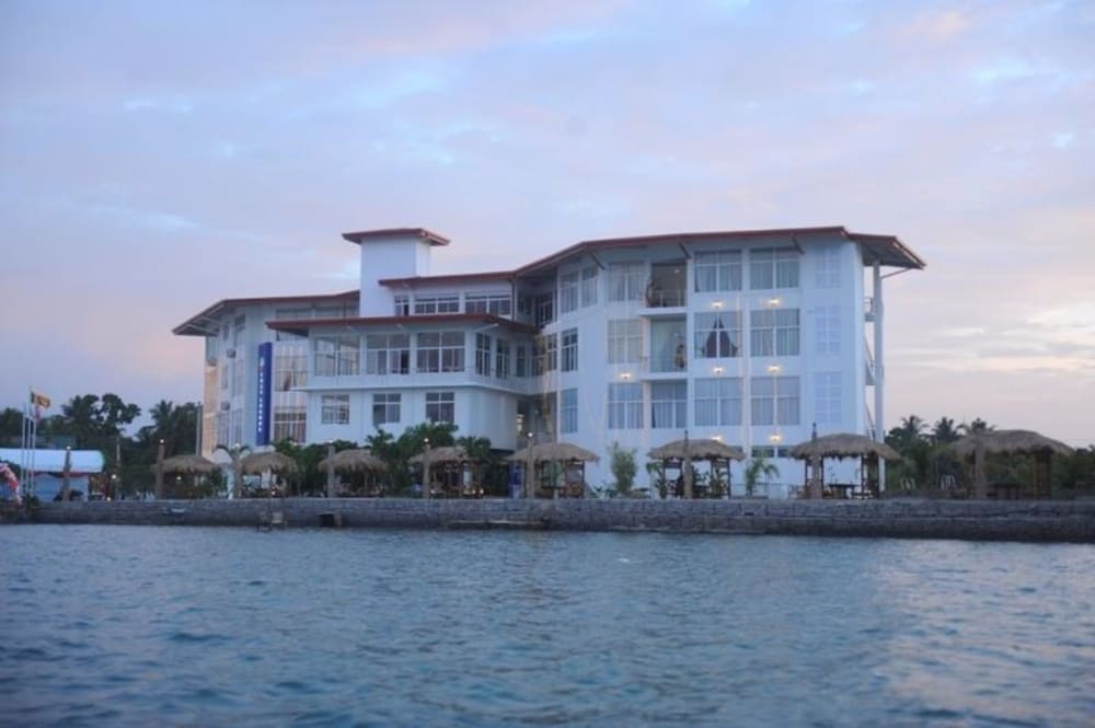 hotel east lagoon
