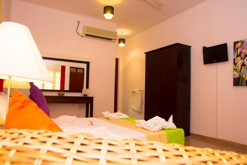 The Kent,Kataragama>>Hambantota,3 star