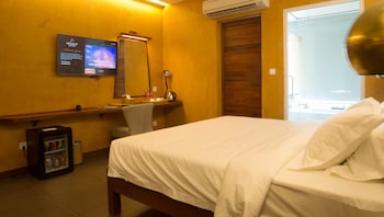 almond hotel bassac river